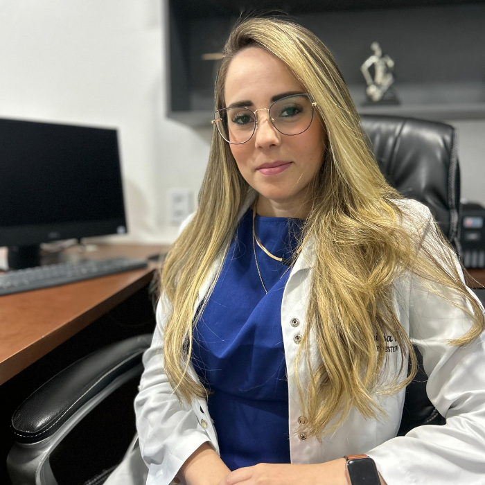 Dra. Larissa Virna, ginecologista e obstetra, no consultório